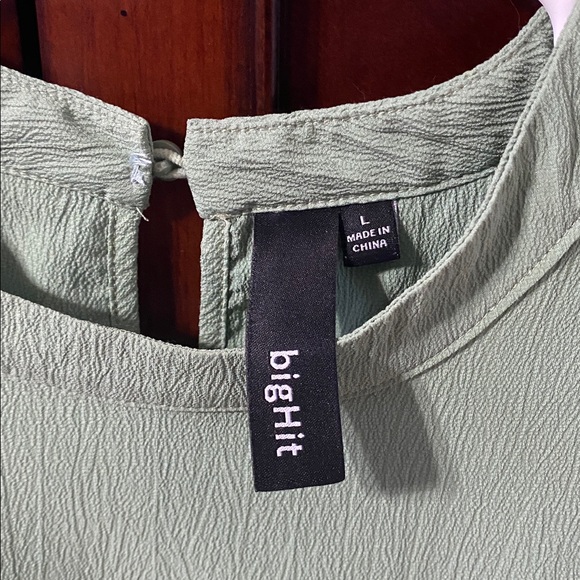 Green Ruffle Sleeve Blouse - Picture 3 of 4